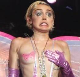 Fotos de Miley Cyrus trepanco com o namorado