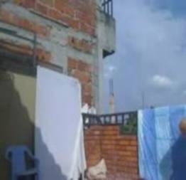 Minha vizinha fazendo gracinha encima da lage na favela