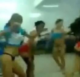 Novinhas filmadas dançando bem a vontade na sala de aula.