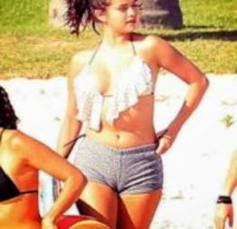 A cantora Selena Gomez esta arrasando nas praias com o seu corpo gostoso