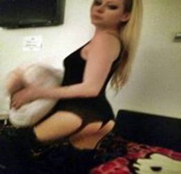 Avril Lavigne cantora caiu na net em fotos eróticas amadoras