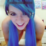 Novinha do cabelo azul se masturbando na cam