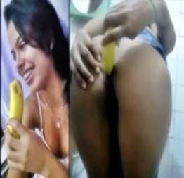 Novinha ensinando como foder seu cu com uma banana