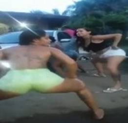 Novinhas nuas dançando funk proibidão no meio da rua