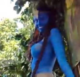 Essa cosplay de Avatar vai fazer seus olhos arregalarem