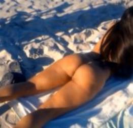 Filmando a namorada novinha pelada na praia