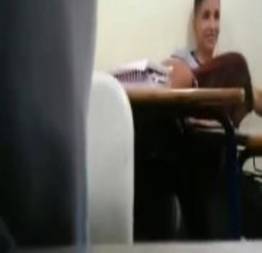 Flagra de novinha fazendo boquete no colega em sala de aula