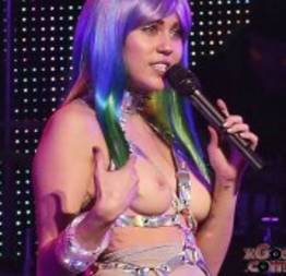 Miley Cyrus em show mostrando peitos e buceta