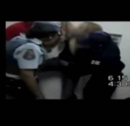 Policiais militares abusam da loira na delegacia