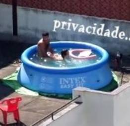 Casal é flagrado fazendo sexo dentro da piscina! 