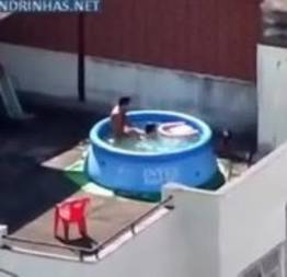 Casal trepando na piscina de plástico