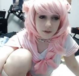 Cosplayer linda brincando na webcam