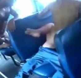 Novinha fodendo com os lekes dentro do ônibus