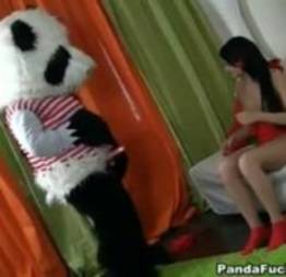 Ursinho panda tarado fodeu a menina