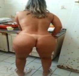 Esposa rebolando sua bunda na cozinha