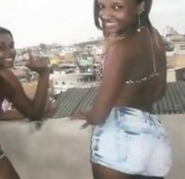 Morena novinha fodendo com três lekes da favela vazo na net