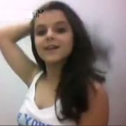 Novinha maravilhosa tirando a roupa para o amigo pela webcam