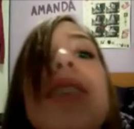Brasileira Amanda tocando siririca nua na webcam