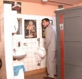 Chefe flagra secretaria escondida no banheiro masculino e mete a pica