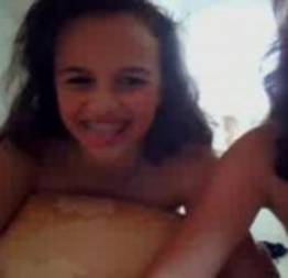 Duas irmãs de 19 anos brincando na webcam