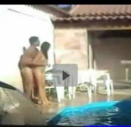  Escondido filmando o amigo comendo namorada na piscina da casa