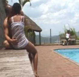 Mulata brasileira fudendo com dois na piscina