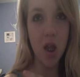 Novinha cheia de tesão na webcam
