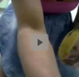 Novinha metendo a banana no cuzinho bem gostoso