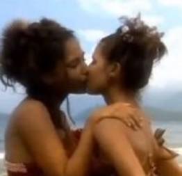 Camila Pitanga e Deborah Secco se beijando em filme