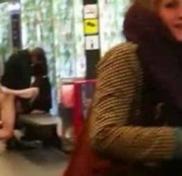 Casal flagrado transando em estação de metrô de Barcelona