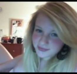 Lorinha mostrando sua bucetinha rosada na webcam