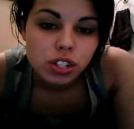 Novinha adora mostrar sua buceta na webcam