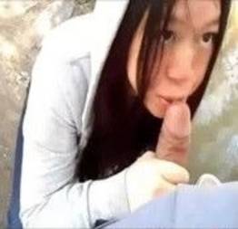 Novinha chinesa chupando escondido