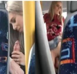 Novinha flagrada dando a bucetinha no ônibus