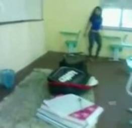 Novinha safada fodendo com o colega na sala de aula