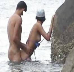 Flagra na praia de casal metendo