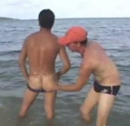 Garotos gays deliciosos safados transando na praia