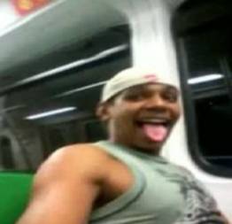 Leke sacana colocando a novinha pra chupar dentro do metro