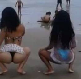 Lethicia novinha dançando pararatimbum na praia com sua amiga
