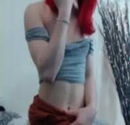 Ninfa dos cabelos vermelho se exibindo na webcam