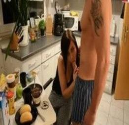 Novinha linda fodendo com o namorado na cozinha