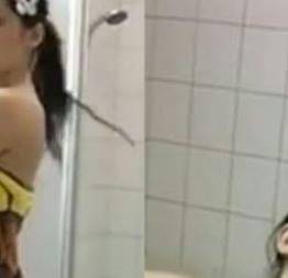 Novinha surpreendida no banheiro foi já caindo de boca na piroca