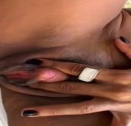 Brasileira greluda gravou video se masturbando