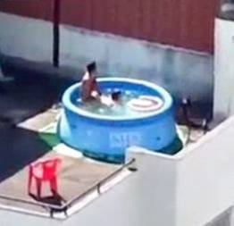 Flagra real casal filmados trepando na piscina de plastico