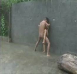 Flagrou o casal fodendo na chuva