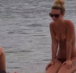 Gata amadora fazendo topless na praia, que peitos maravilhosos!