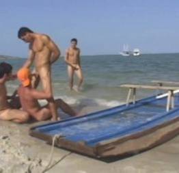 Gays brasileiros pelados na praia transando gostoso