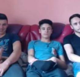 Três amigos se masturbando na webcam