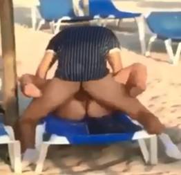 Maluco comendo a novinha no meio da praia
