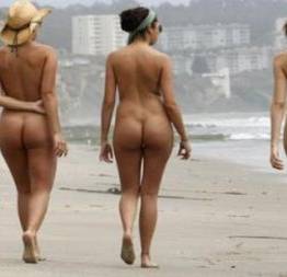 Mulheres gostosas na praia de nudismo